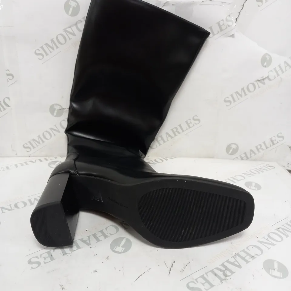 BERSHKA HIGH HEEL KNEE CUT BOOTS IN BLACK - EU 39
