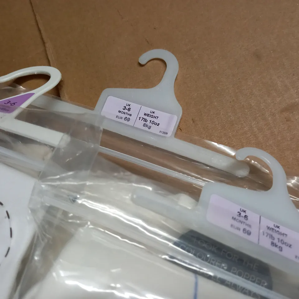 LOT OF ASSORTED BABY CLOTHING ITEMS TO INCLUDE BODY AND SLEEP SUITS AND MUSLIN SQUARES - 3-6 + 6-9 M