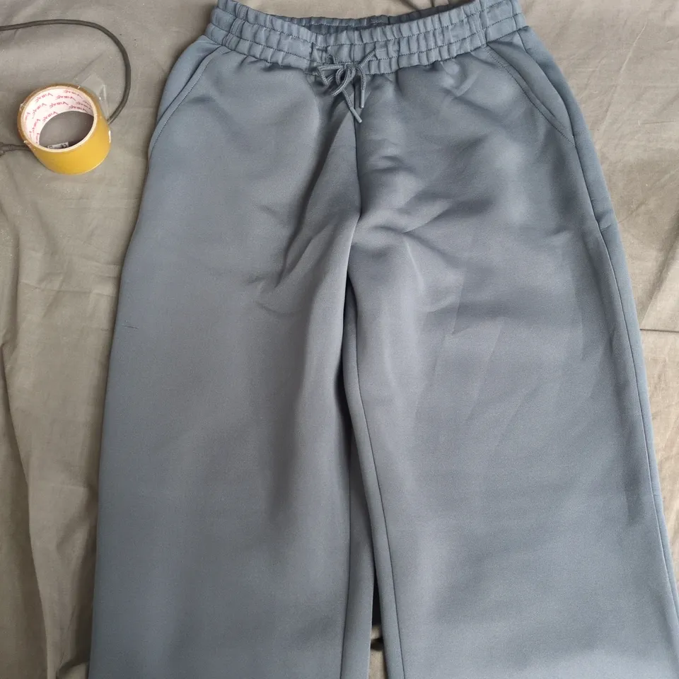 BOX OF APPROXIMATELY 20 ASSORTED CLOTHING ITEMS TO INCLUDE: BOOHOO MAN JOGGING BOTTOMS 