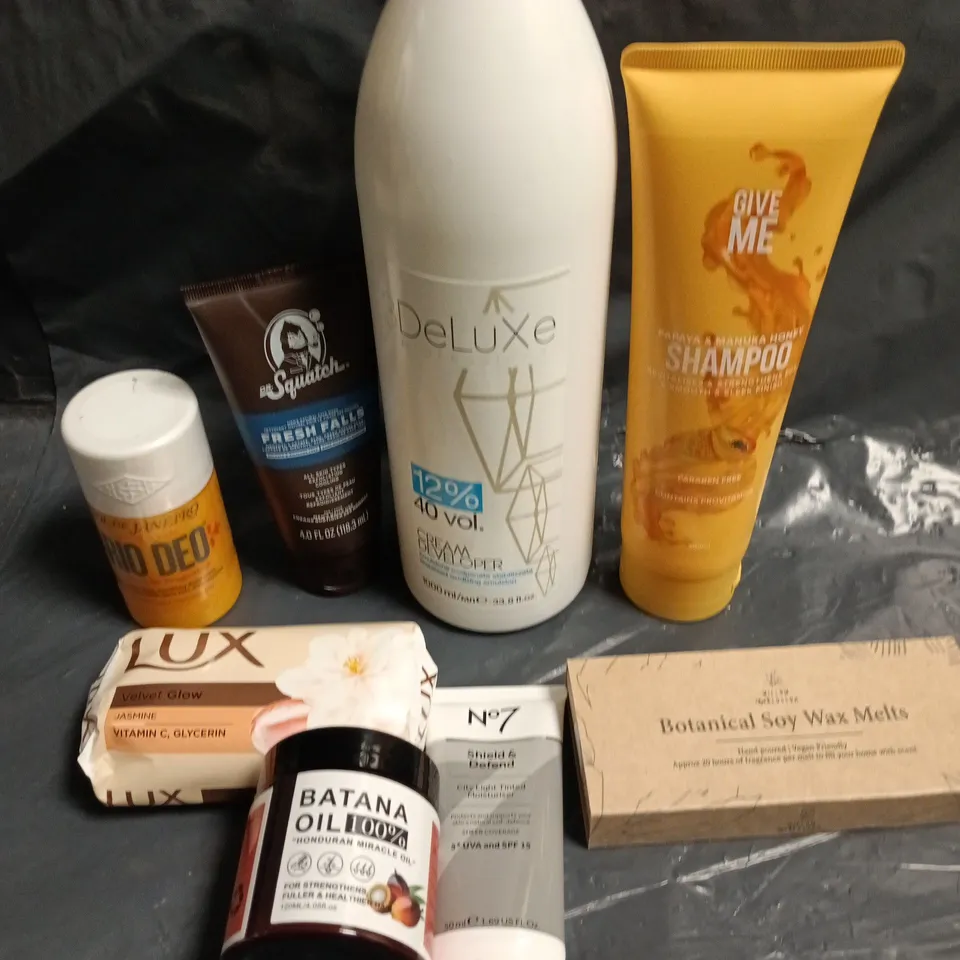 APPROXIMATELY 15 ASSORTED HEALTH & BEAUTY PRODUCTS TO INCLUDE GIVE ME SHAMPOO, NO7 MOISTURISER, LUX SOAP ETC