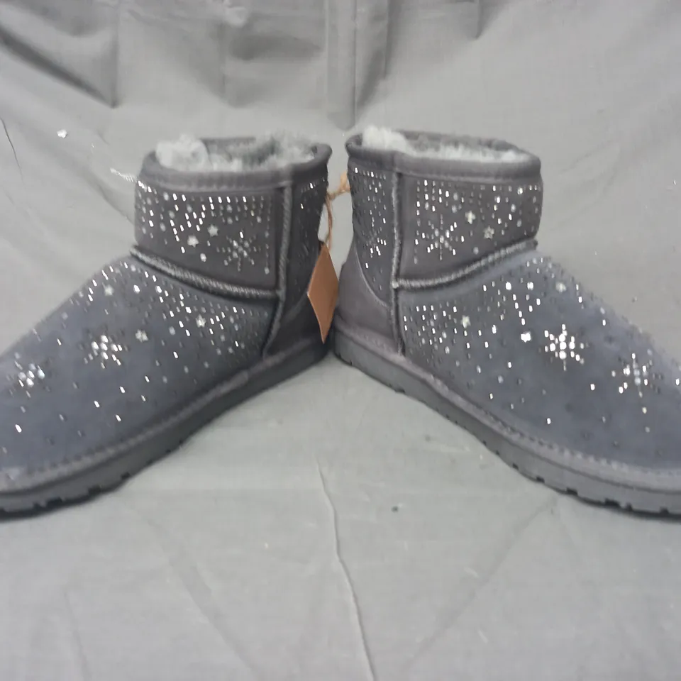BOXED PAIR OF BONOVA BOOTS IN GREY SIZE 6 