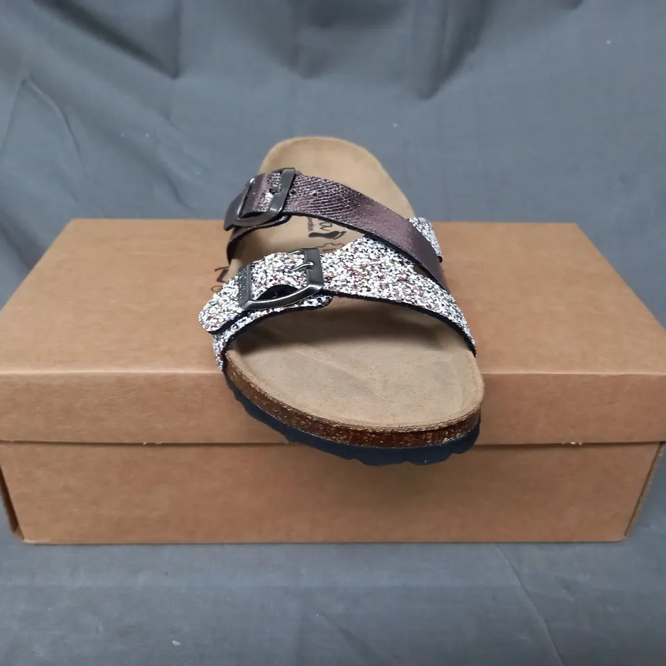 BOXED PAIR OF BONOVA OPEN TOE FLAT SANDALS IN BRONZE SIZE 4