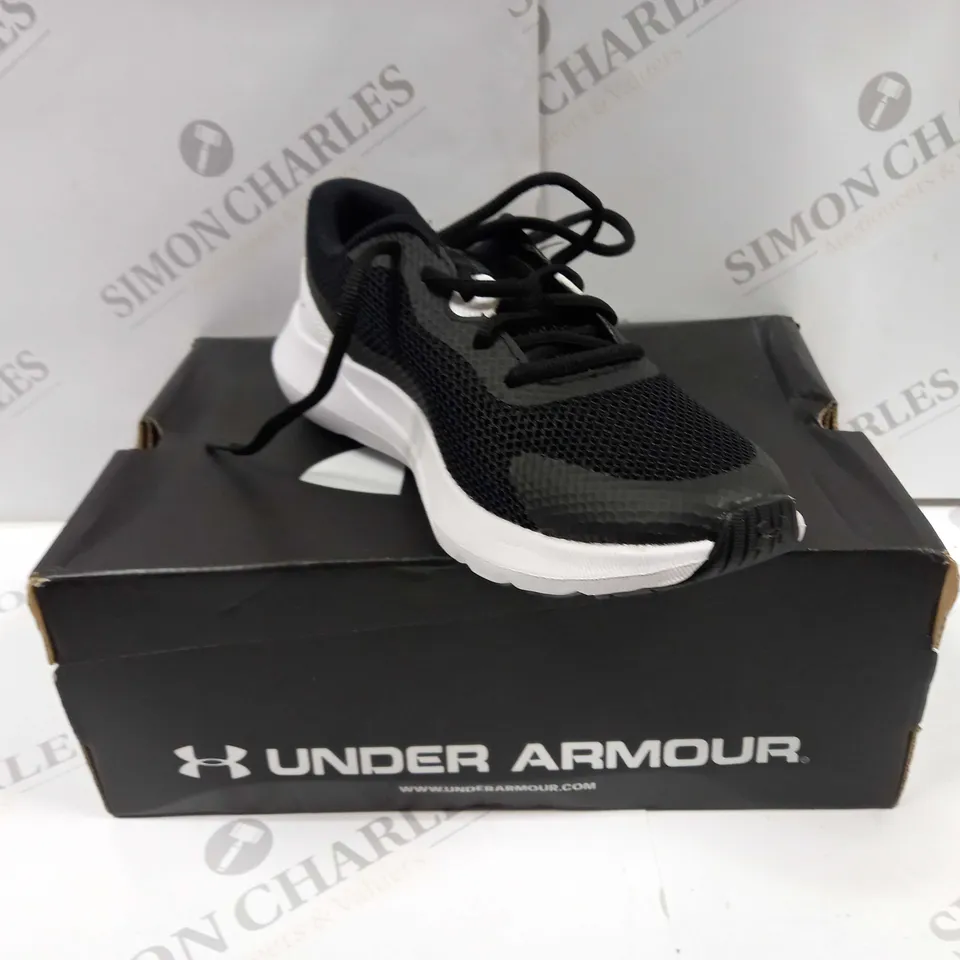 BOXED PAIR OF UNDER ARMOUR BOYS TRAINERS UK SIZE 4 