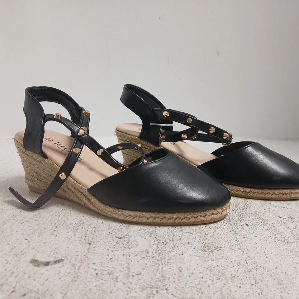 BOXED PAIR OF UNBRANDED CLOSED TOE WEDGE SANDALS IN BLACK SIZE 6