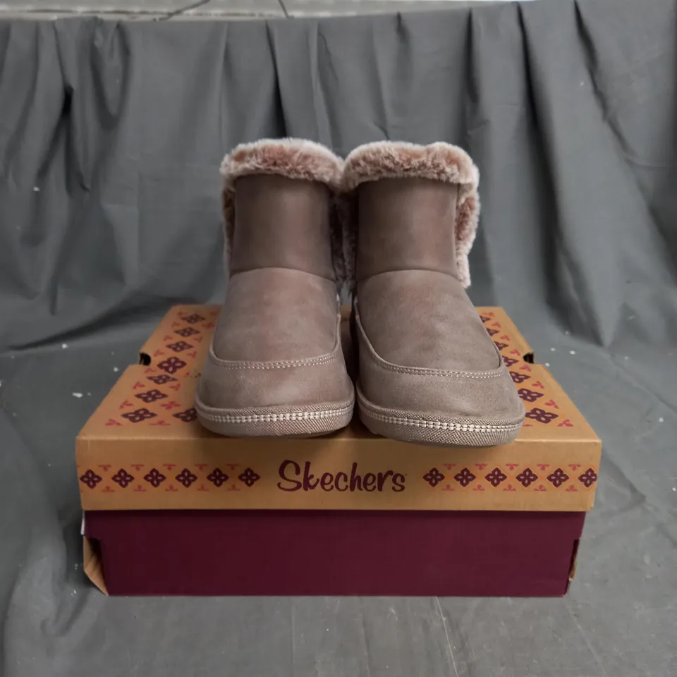 BOXED PAIR OF SKECHERS COZY SLIPPER BOOTS IN TAUPE SIZE 5.5