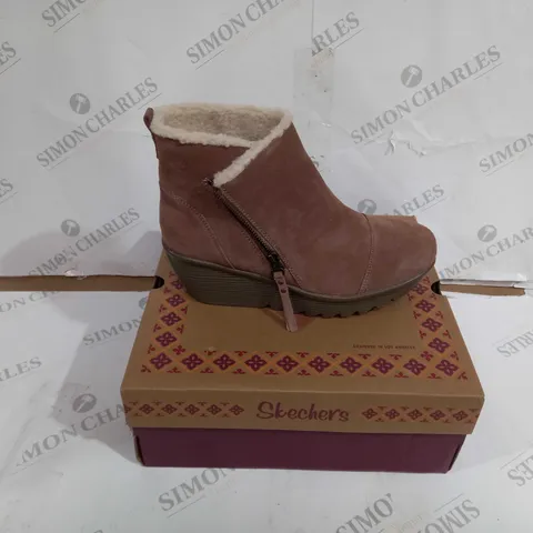 BOXED PAIR OF SKECHERS ANKLE BOOTS IN MUSHROOM UK SIZE 7