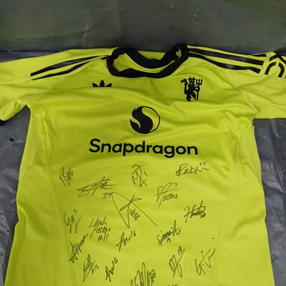 MANCHESTER UNITED GOALKEEPER JERSEY SIGNED BY UNITED WOMENS TEAM 