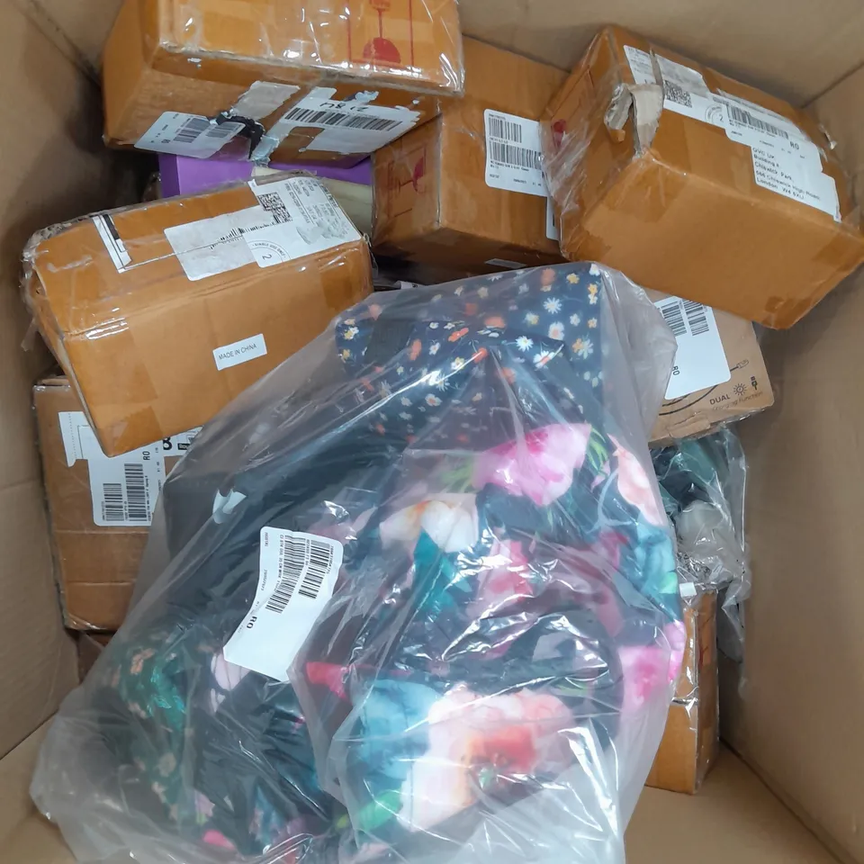 APPROXIMATELY 15 ASSORTED HOUSEHOLD PRODUCTS TO INCLUDE GLASSES, FACE TRIMMER, TOTE BAG ETC 