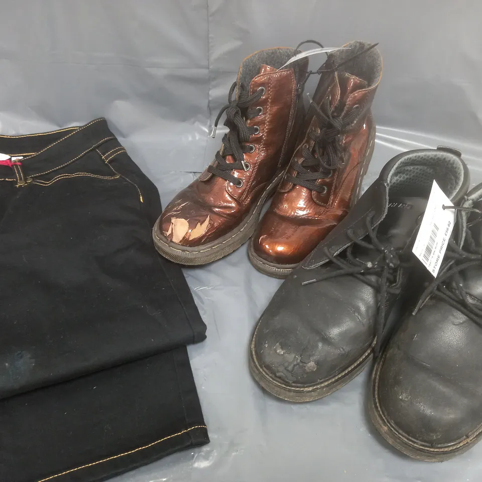 APPROX 10 ASSORTED HOUSEHOLD ITEMS TO INCLUDE SKECHERS MENS WENSON SHOES, RIEKER LACE ANKLE BOOTS, BLACK JEANS, ETC 