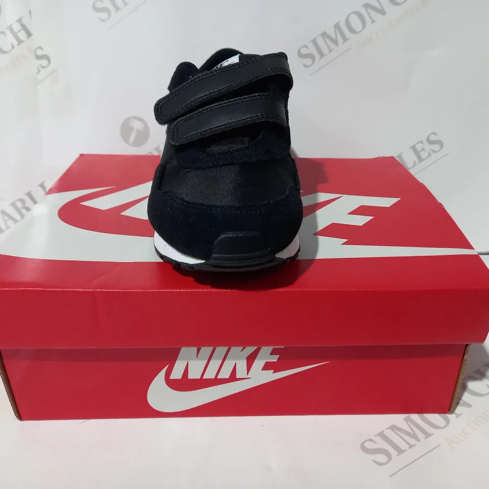 BOXED PAIR OF NIKE MD VALIANT KIDS SHOES IN BLACK/WHITE UK SIZE 12