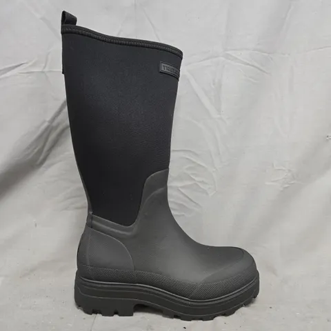 BOXED PAIR OF TRETON SALLA NEO BOOTS IN BLACK SIZE 6
