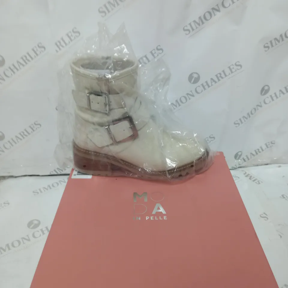 BOXED PAIR OF MODA IN PELLE CORNELIA BIKER BOOTS IN CREAM UK SIZE 5