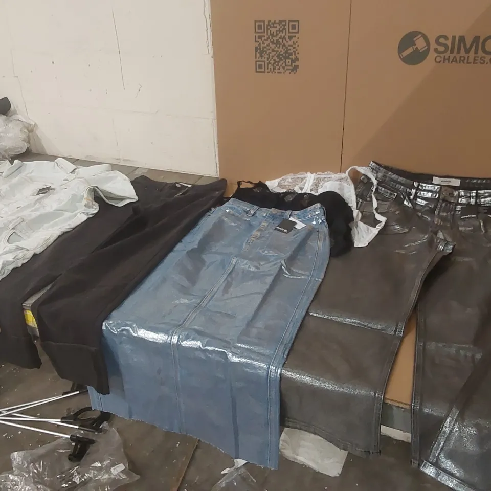 PALLET CONTAINING APPROXIMATELY 500x BRAND NEW ASSORTED DESIGNER CLOTHING ITEMS