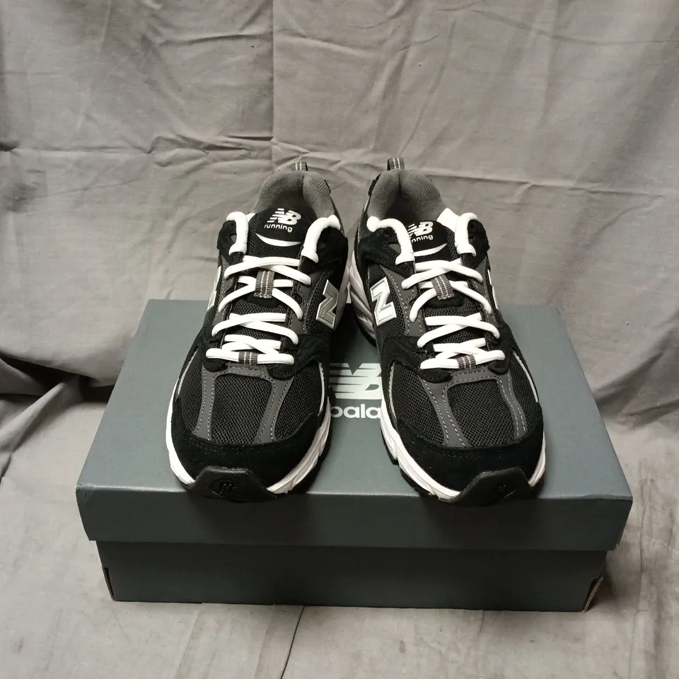 BOXED PAIR OF NEW BALANCE RUNNING 530 TRAINERS IN BLACK - UK 5