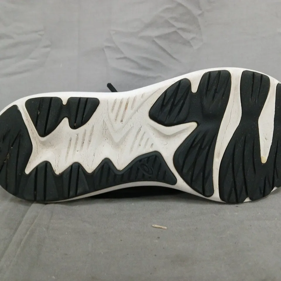 BOXED PAIR OF UNBRANDED SHOES IN BLACK/WHITE SIZE 7