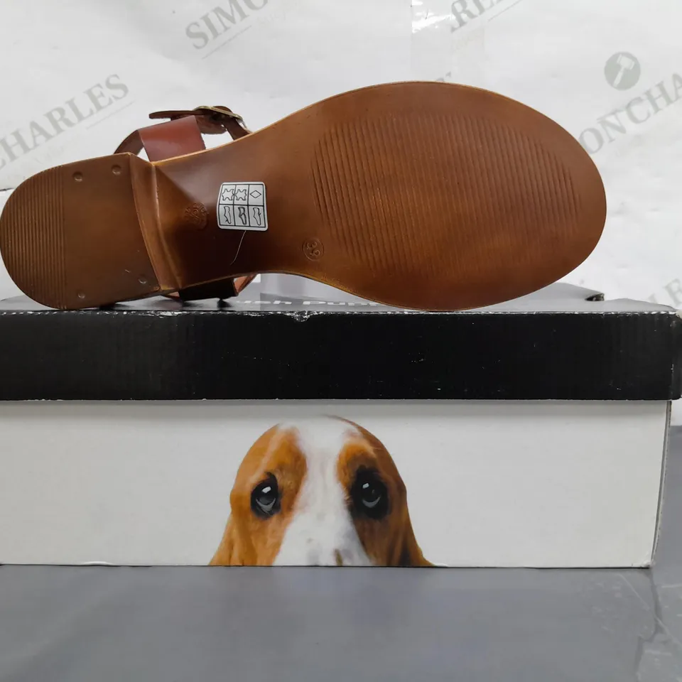 BOXED PAIR OF HUSH PUPPIES OPEN TOE LOW BLOCK HEEL SANDALS IN BROWN EU SIZE 39