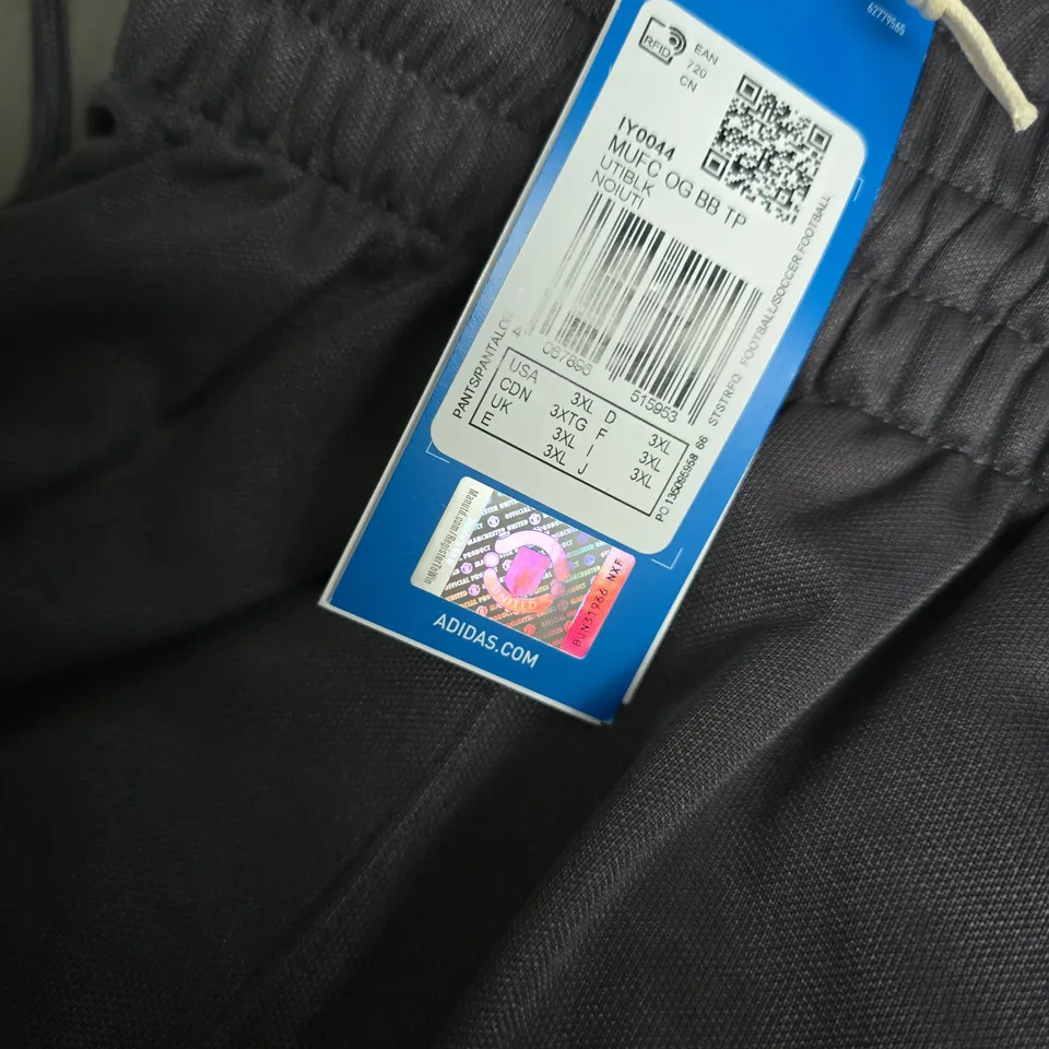 ADIDAS MANCHESTER UNITED JOGGERS IN GREY WITH RED/WHITE STRIPE - UK 3XL