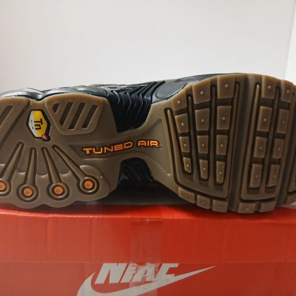 BOXED PAIR NIKE AIR MAX PLUS III TRAINERS – UK 9