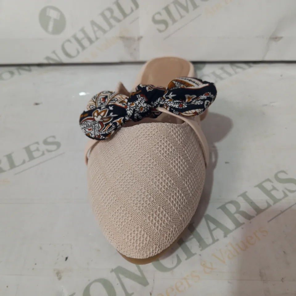 PAIR OF DESIGNER SLIP-ON PUMPS IN BEIGE W. BOW EU SIZE 29