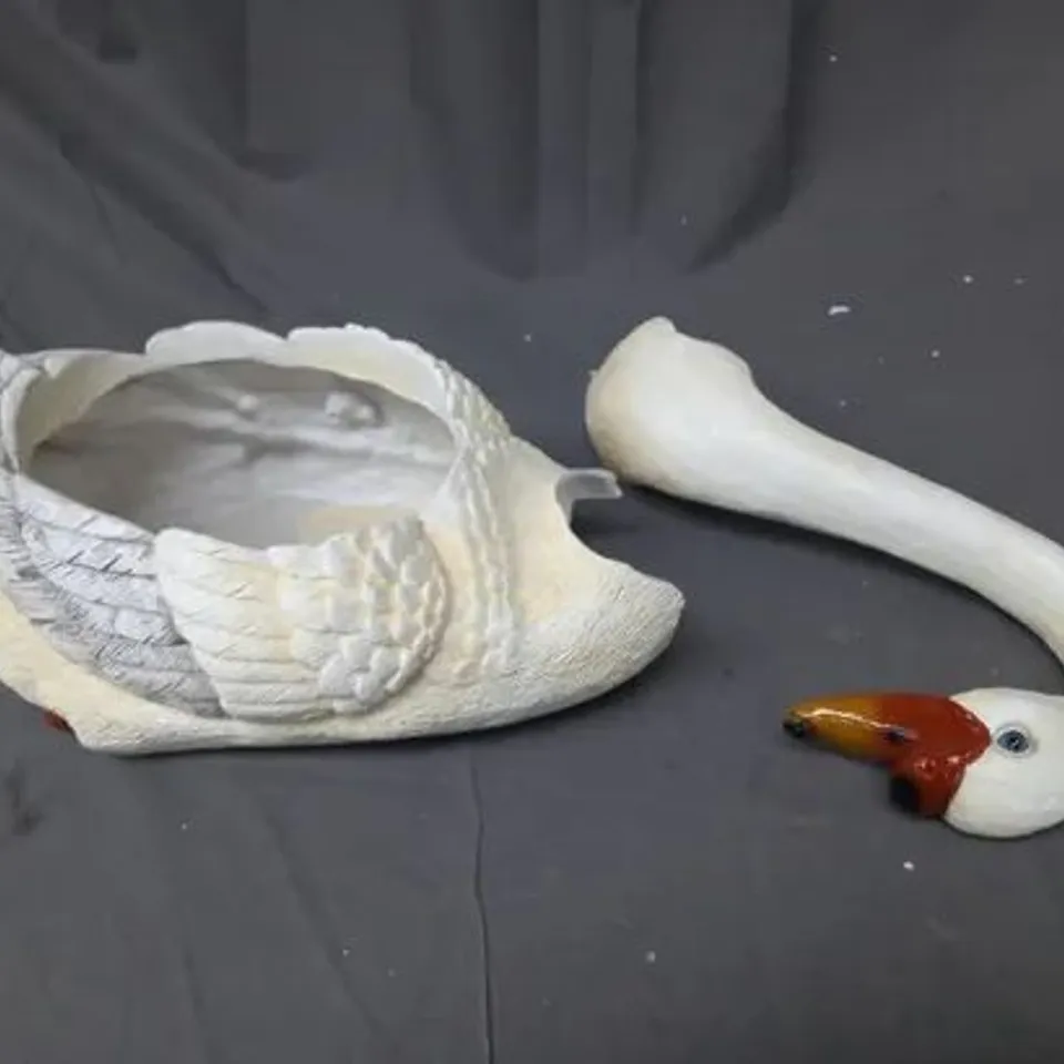 BOX OF ASSORTED ITEMS TO INCLUDE: HOME REFLECTIONS MIXED BERRY CANDLE HOLDER, SWAN PLANTER, BLINDS ETC - COLLECTION ONLY