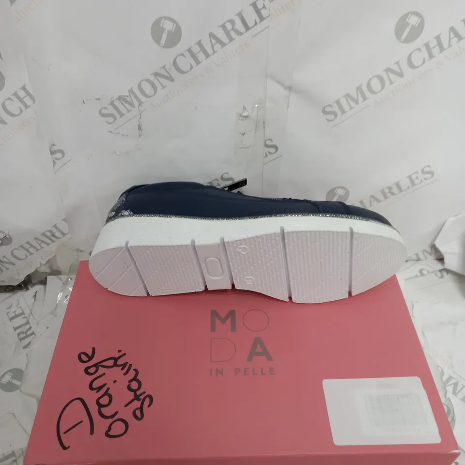 MODA IN PELLE GENE TRAINER - NAVY UK 6 - BOXED 