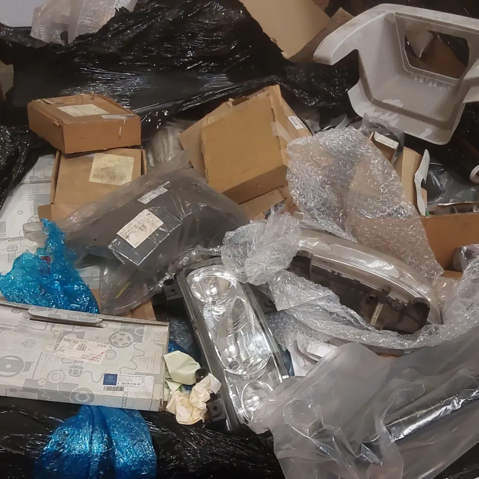 PALLET CONTAINING A LARGE QUANTITY OF ASSORTED CAR PARTS INCLUDING: HEADLIGHTS, MERCEDES-BENZ MIRROR GLASS ECT