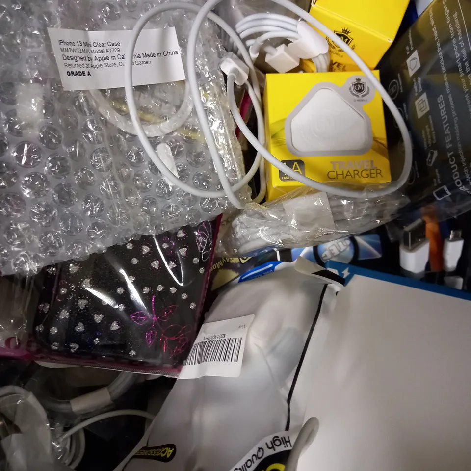 LOT OF APPROX 20 ASSORTED PHONE ACCESSORIES TO INCLUDE SKINNYDIP WIRELESS CHARGER, IPHONE 12/12 PRO GLASS SCREEN PROTECTOR, IPHONE XR BLACK QUILTED CASE, ETC 