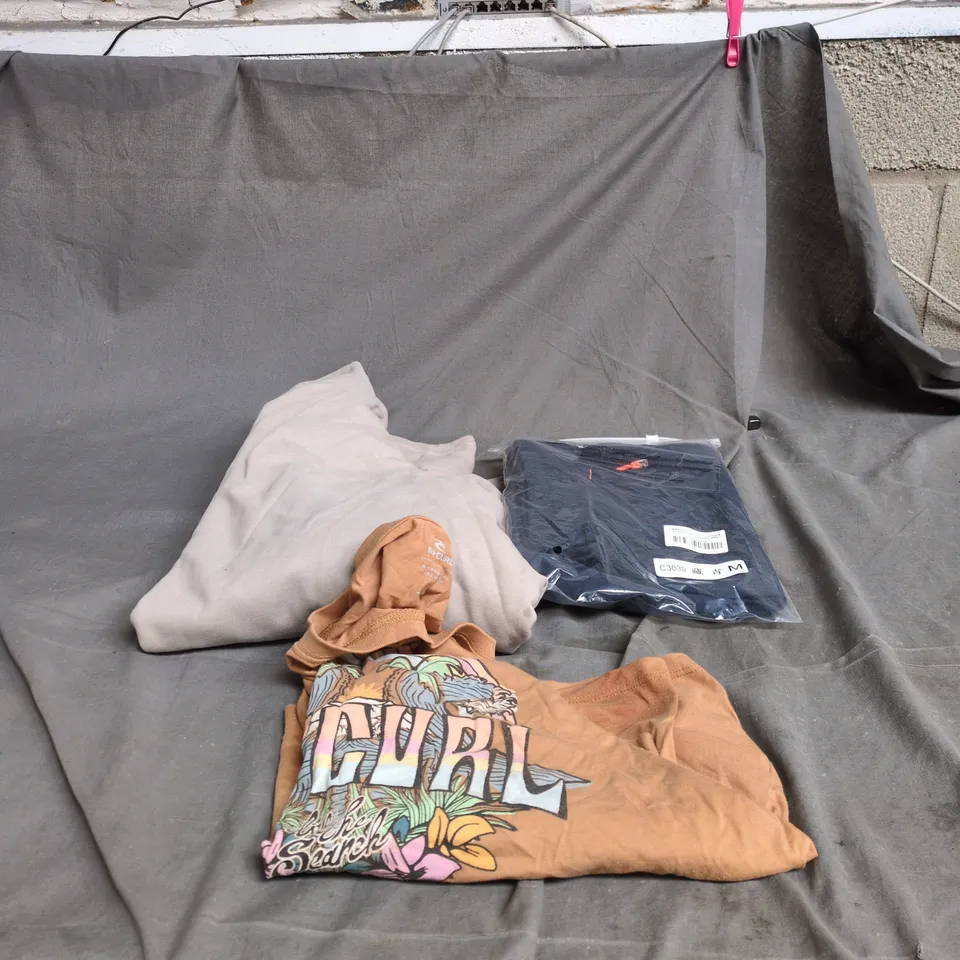 BOX OF APPROXIMATELY 18 ASSORTED CLOTHING ITEMS TO INCLUDE RIP CURL T SHIRT, BLUE TRACKSUIT BOTTOMS, 1/4 ZIP UP TOP ETC