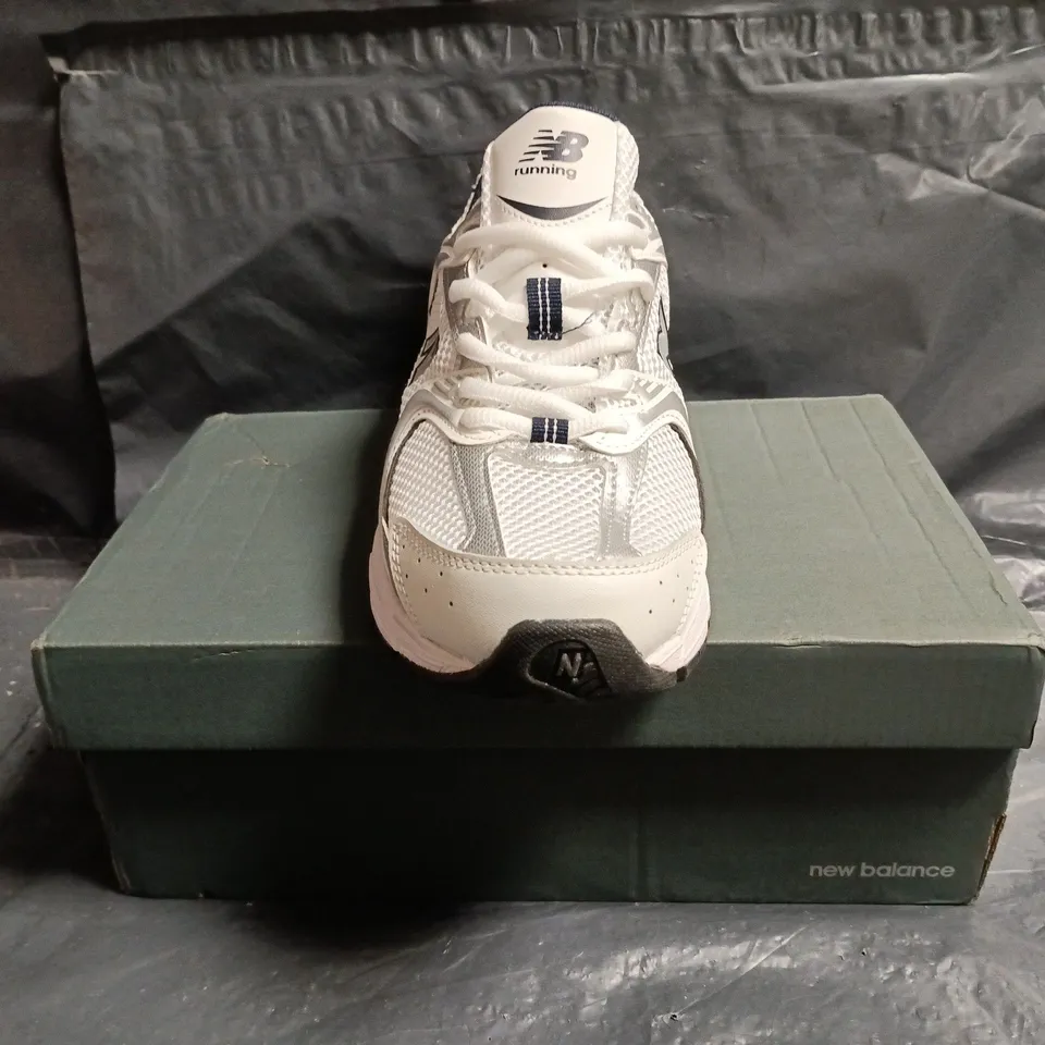 BOXED PAIR OF NEW BALANCE 530 TRAINERS IN WHITE/SILVER/NAVY SIZE UK 7.5