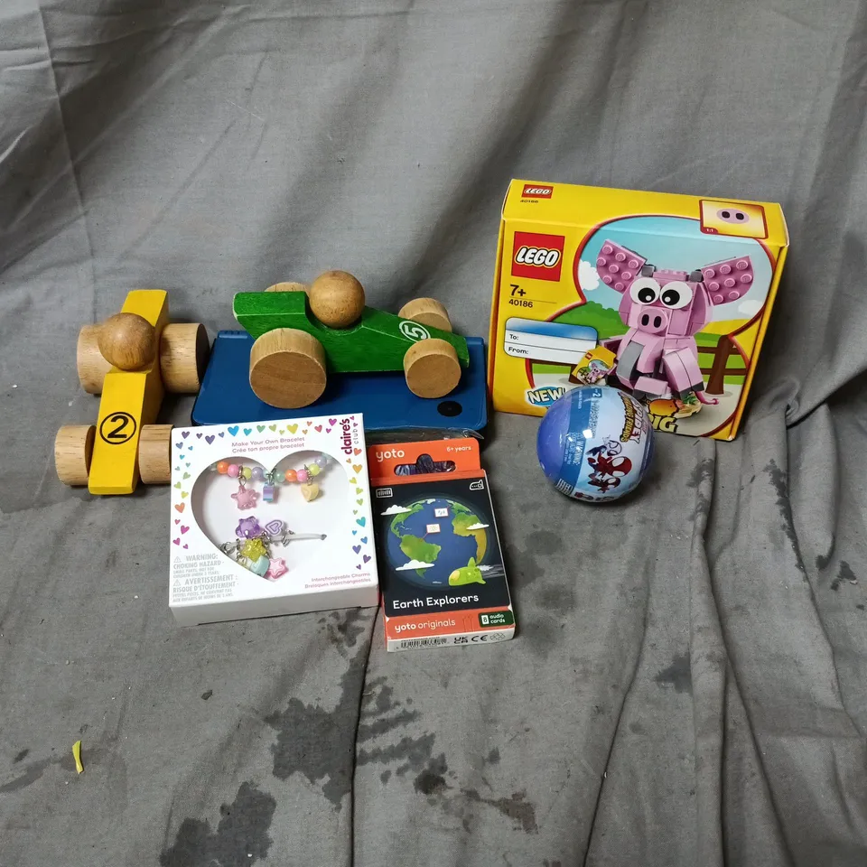 APPROXIMATELY 20 ASSORTED ITEMS OF TOYS AND GAMES INCLUDING NINTENDO DS XL, LEGO YEAR OF THE PIG, WOODEN CARS, MAKE YOUR OWN BRACELET AND SPIDEY MASH EM'S