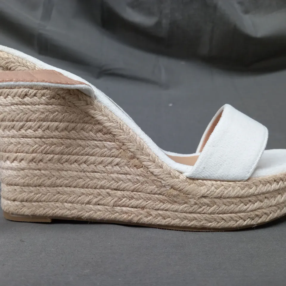 BOXED PAIR OF DESIGNER OPEN TOE HIGH WEDGE SANDALS IN WHITE EU SIZE 40