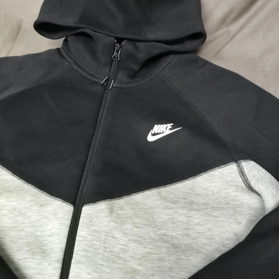 NIKE ZIP TECH HOODIE – SIZE M 