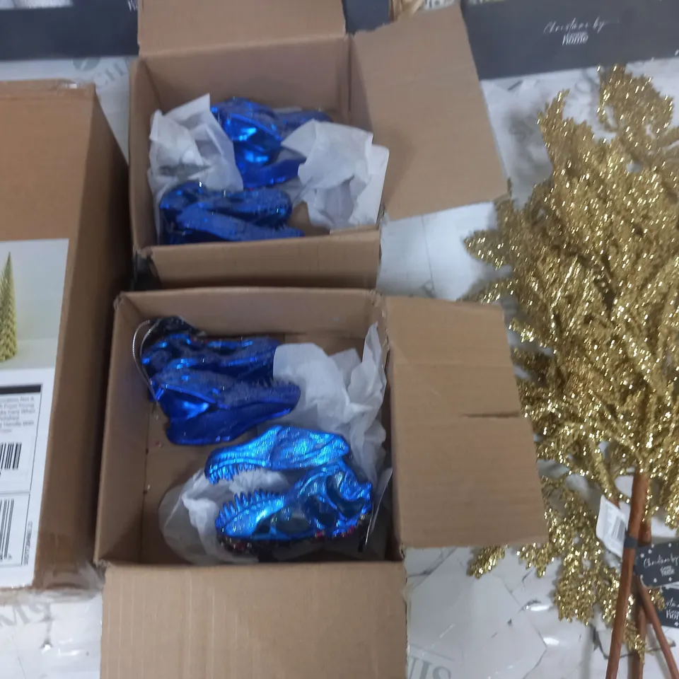 LOT OF 7 ASSORTED SEASONAL ITEMS TO INCLUDE CRACKERS, TREE DECS AND CERAMIC TABLE DECOR