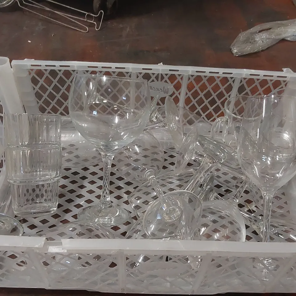 LOT OF ASSORTED GLASSWARE PRODUCTS TO INCLUDE: WINE GLASSES, DRINKS GLASSES ECT - QUANTITY UNSPECIFIED