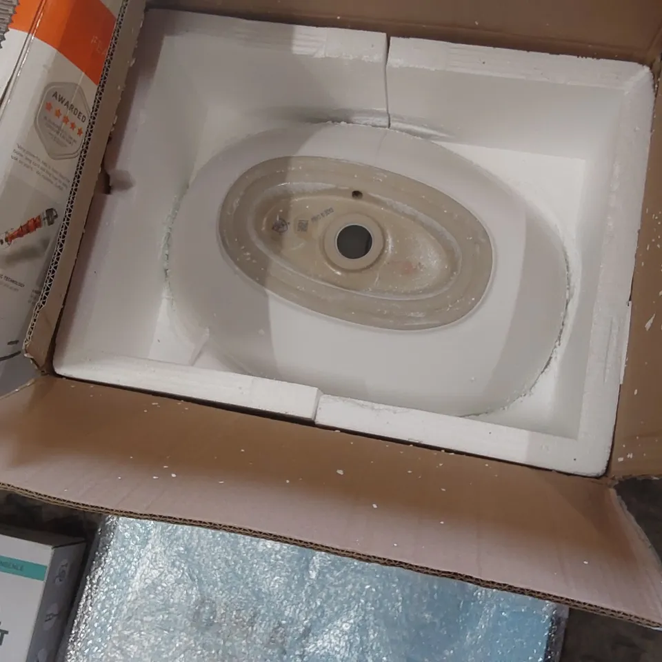 PALLET OF ASSORTED ITEMS INCLUDING: PORCELAIN SINK, VAX AIR STRETCH VACUUM, FOAM UNIVERSAL TOILET SEAT, CANOPY, PICTURE FRAME ECT