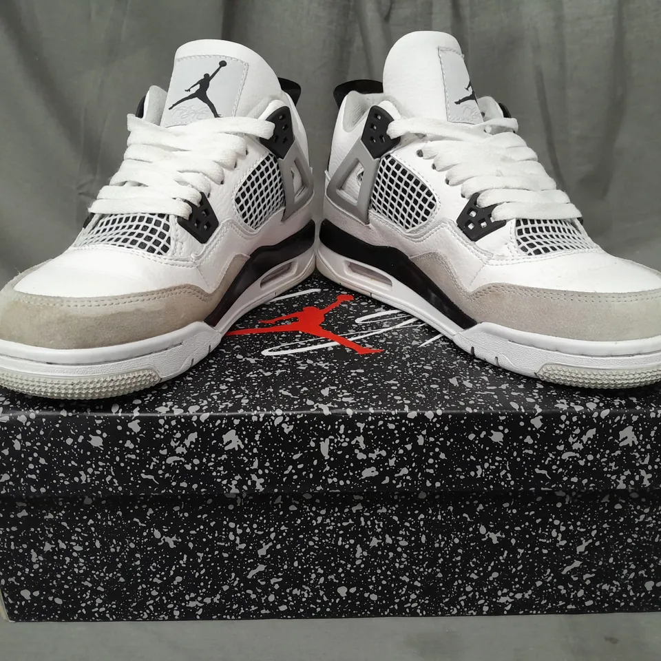 BOXED PAIR OF NIKE AIR JORDAN SHOES IN WHITE/BLACK UK SIZE 5.5