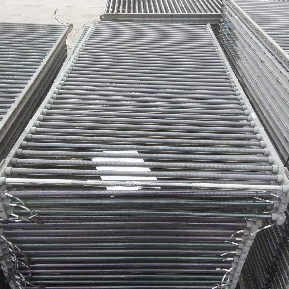 PALLET CONTAINING A VERY LARGE QUANTITY OF SOLAR PANELS