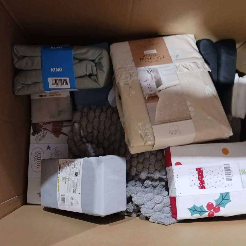 BOX OF APPROXIMATELY 15 ASSORTED BEDDING AND SOFT FURNISHING ITEMS TO INCLUDE - DUVET SETS, FITTED SHEETS, AND MINECRAFT STORAGE BOXES ETC. 