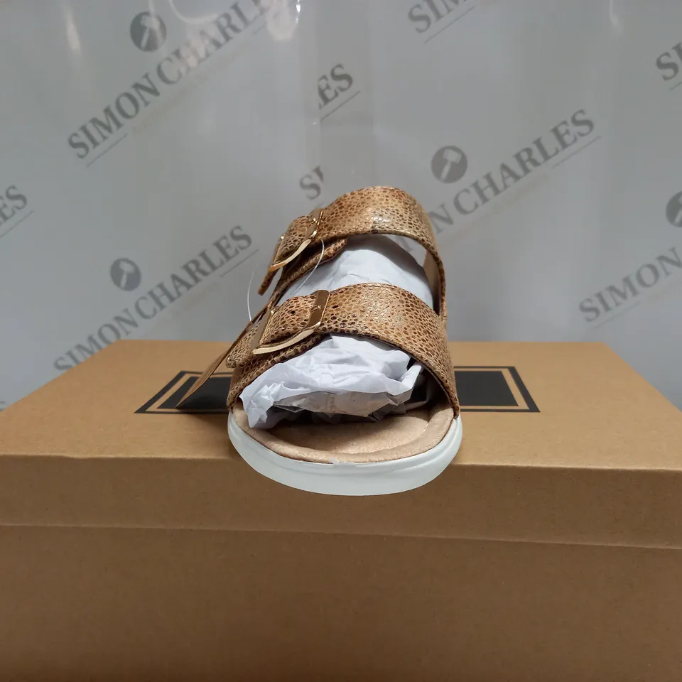 BOXED PAIR OF CUSHION WALK STRAPPY SANDALS IN GOLD ANIMAL PRINT - SIZE 4