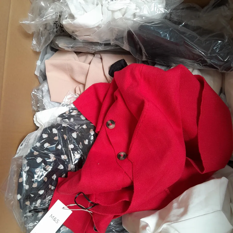 APPROXIMATELY 20 ASSORTED CLOTHING ITEMS IN VARIOUS SIZES AND STYLES TO INCLUDE - JEANS, DRESS, SHIRT, ETC