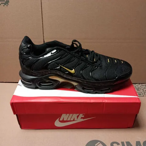 BOXED PAIR OF NIKE AIR MAX PLUS TRAINERS IN BLACK - 11