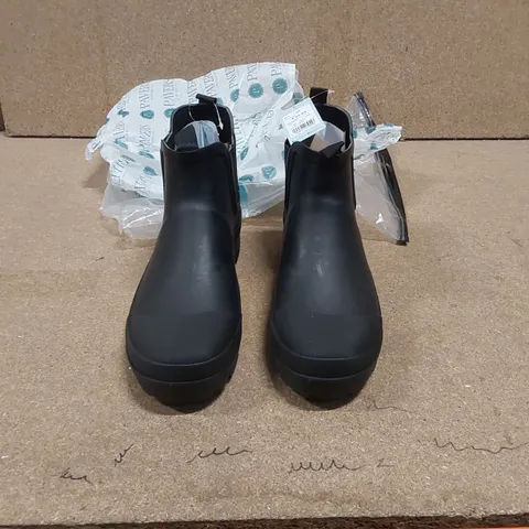 BAGGED PAVERS BLACK BOOTS - SIZE 9