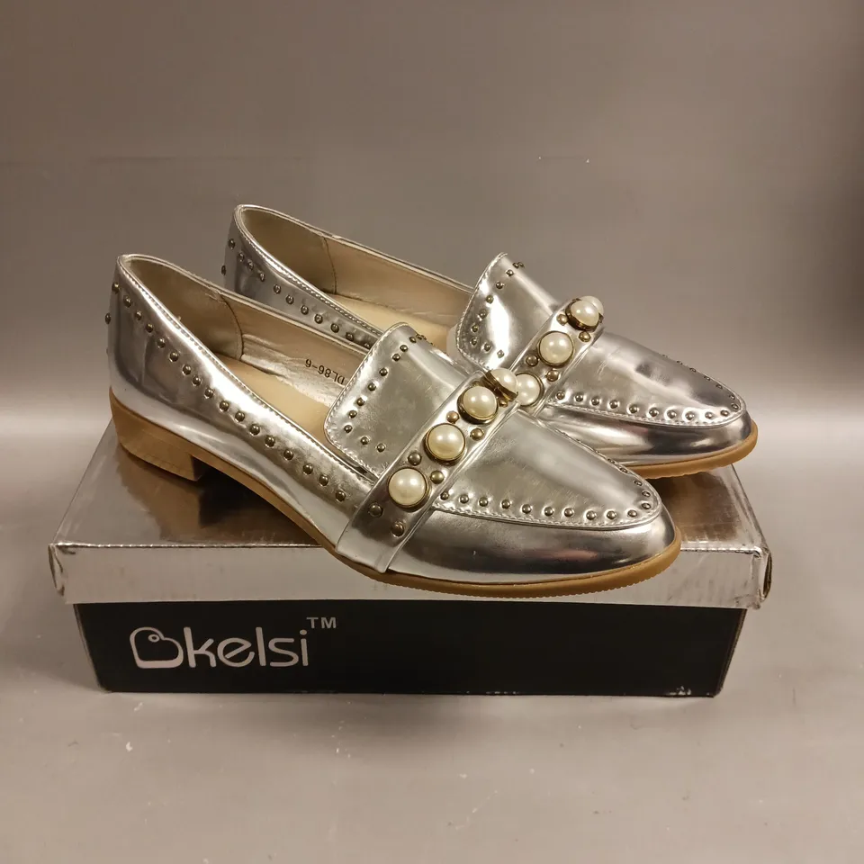 BOXED PAIR OF KELSI SLIP ON LOW HEEL SHOES IN SILVER - 6