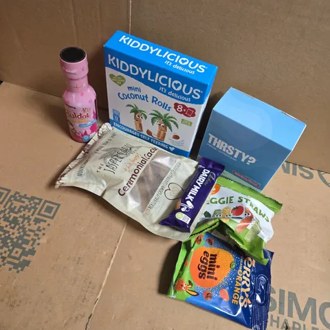 APPROXIMATELY 15 ASSORTED FOOD & DRINK ITEMS TO INCLUDE BULDAK SAUCE, VEGGIE STRAWS, THIRSTY? HYDRATION & ELECTROLYTE BLEND, ETC - COLLECTION ONLY