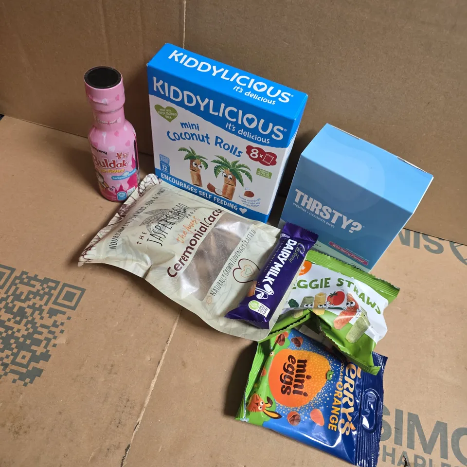 APPROXIMATELY 15 ASSORTED FOOD & DRINK ITEMS TO INCLUDE BULDAK SAUCE, VEGGIE STRAWS, THIRSTY? HYDRATION & ELECTROLYTE BLEND, ETC - COLLECTION ONLY