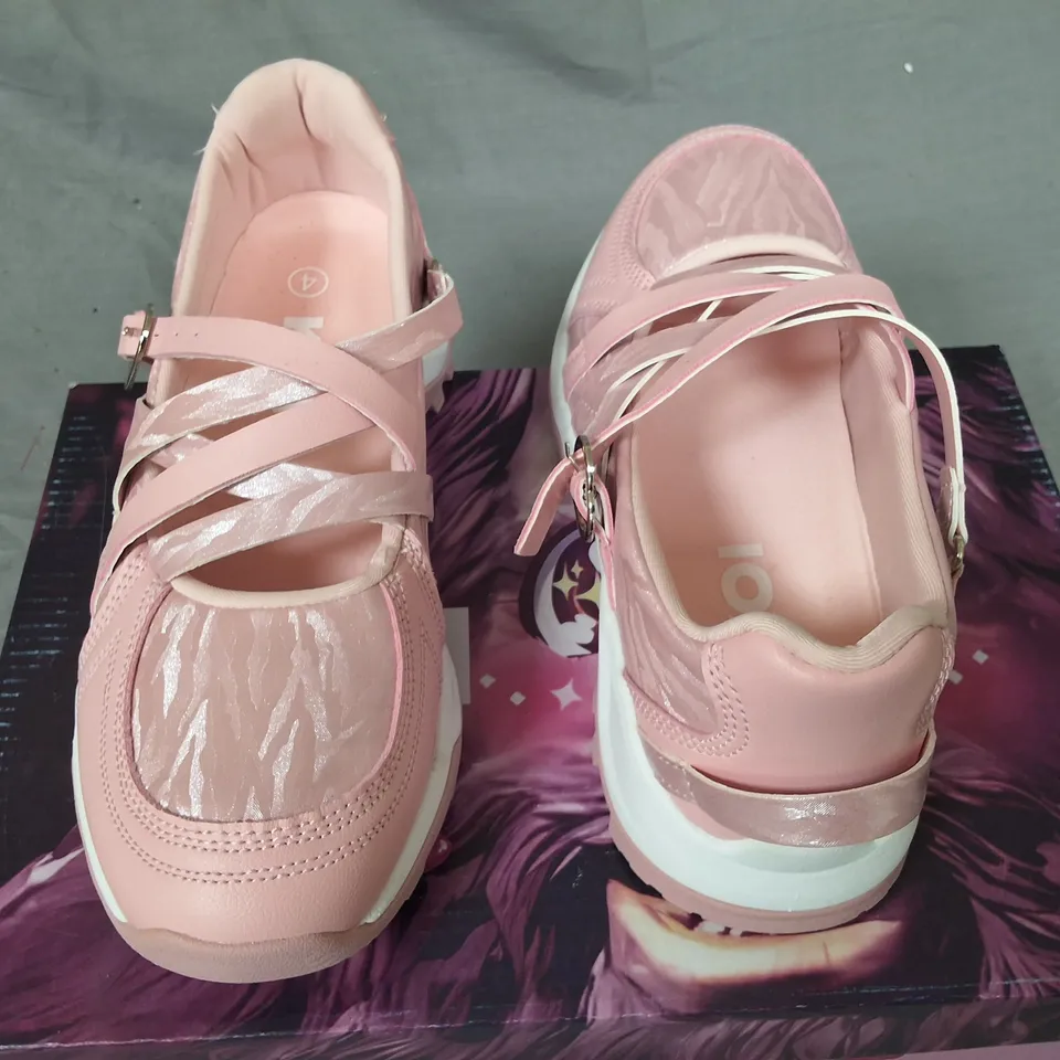 BOXED KOI KYUBI SHIMMERING HIKING MARY JANES IN PINK - UK 4