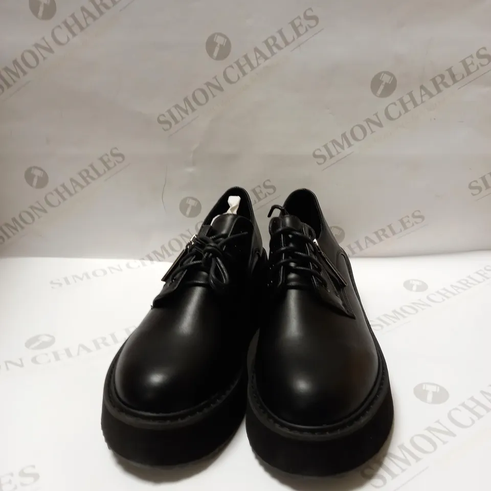 DESIGNER KOI VEGAN ZANGARO BLACK FLATFORM SHOES SIZE 5