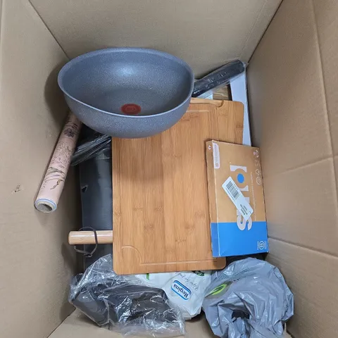A BOX OF AROXIMATELY 15 ASSORTED ITEMS TO INCLUDE  bamboo cutting board & pan – homeware