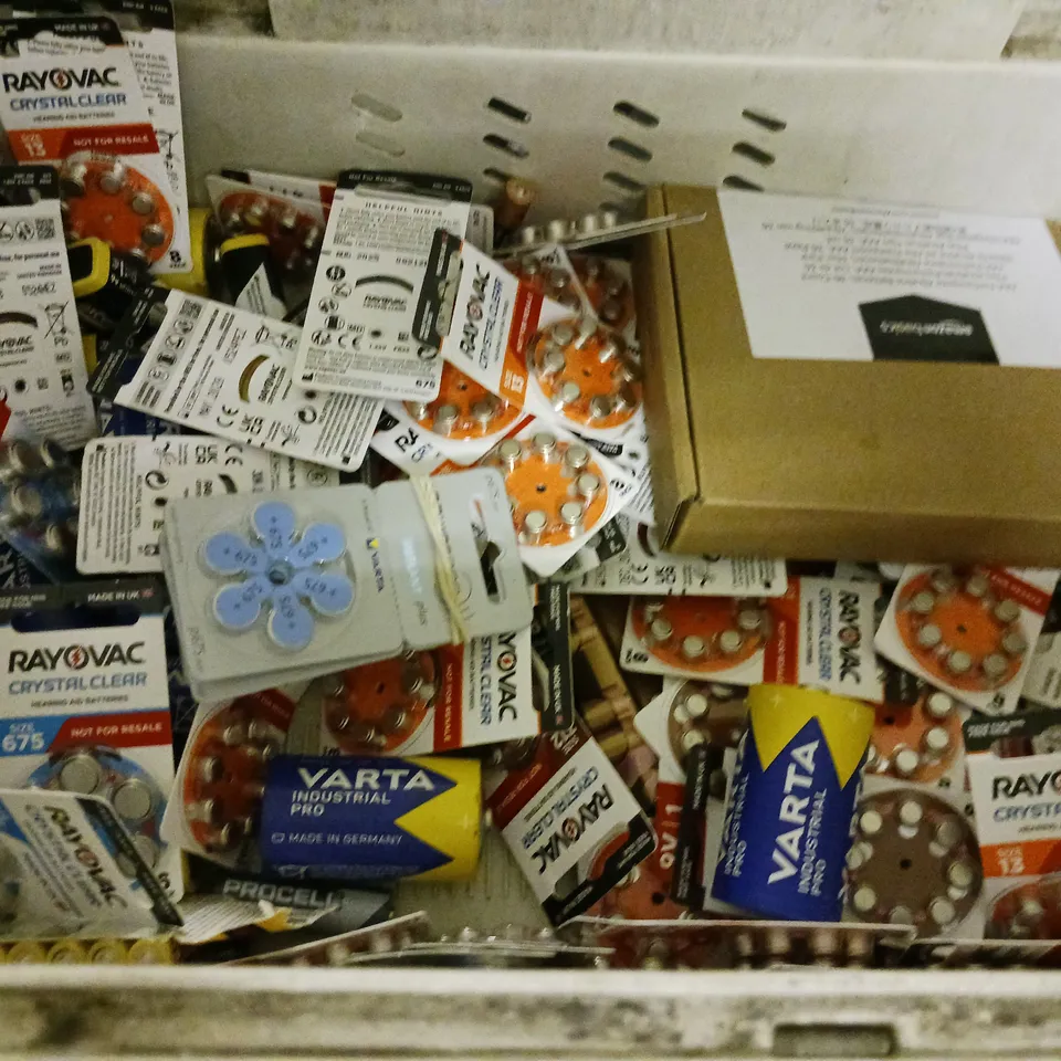 LOT OF ASSORTED BATTERIES TO INCLUDE LLOYTRON, MAXELL, PANASONIC AND RAYOVAC
