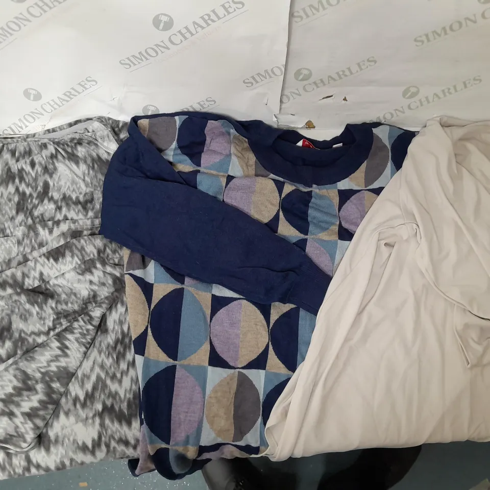A BOX OF 10 ITEMS OF CLOTHING TO INCLUDE A GREY PYJAMAS SET A SPOTTY JUMPER AND BEIGE TOP 